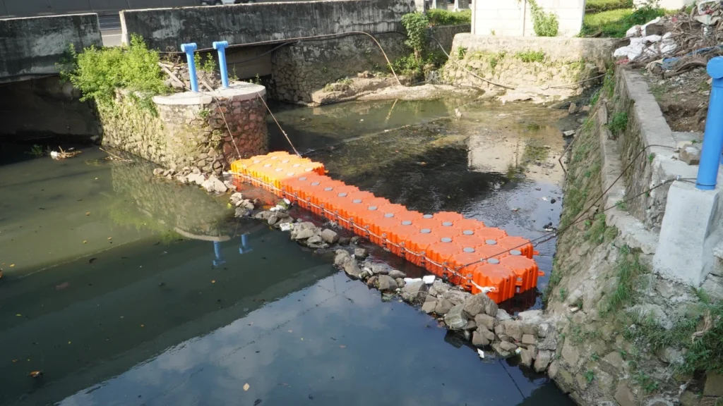 Cara Kerja Trash Barrier pada saat di Perairan