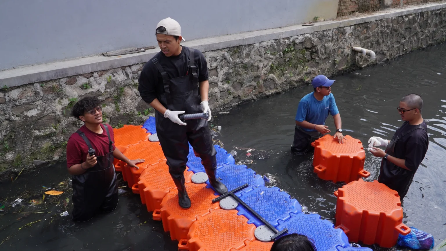 Pemasangan Trash Barrier Barakuda bersama Pandawara Group