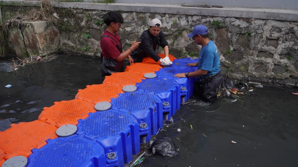 Mengapa Trash Barrier dibutuhkan di Perairan Indonesia? Ini Penjelasannya!