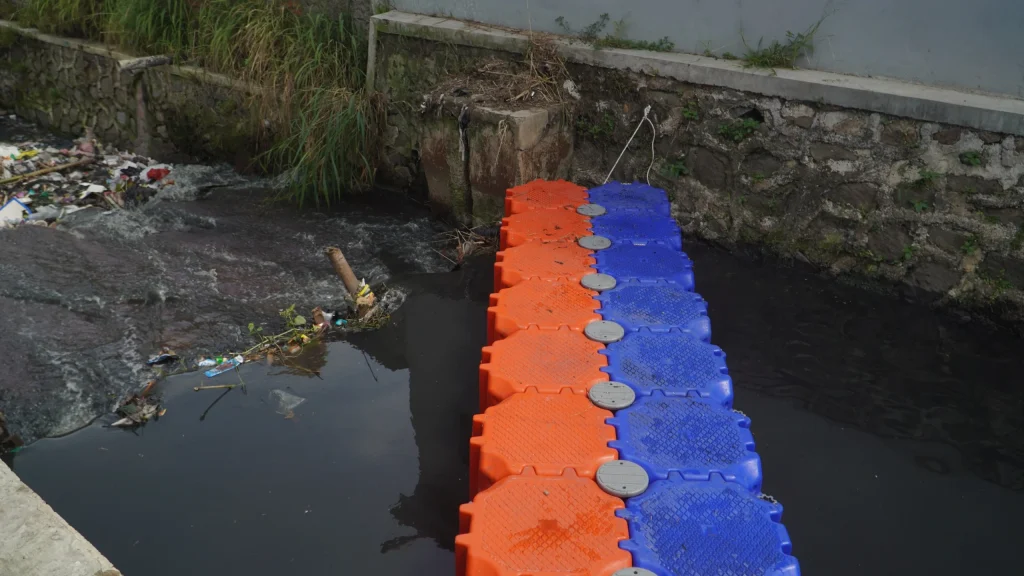 Pengaruh adanya Trash Barrier di Perairan