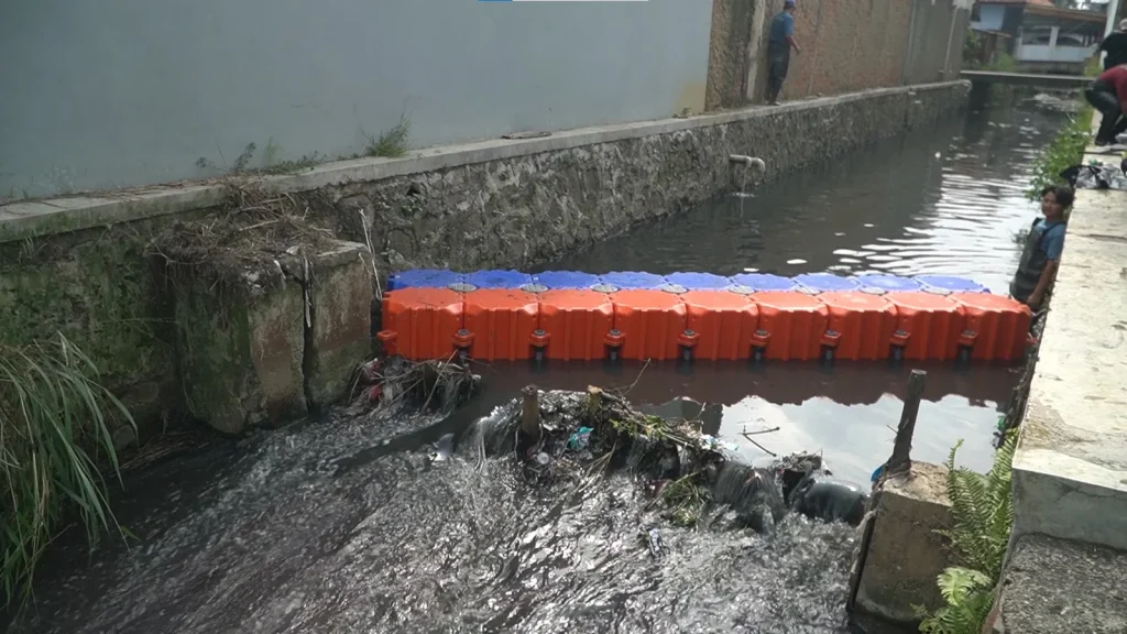 Pengaruh adanya Trash Barrier di Perairan