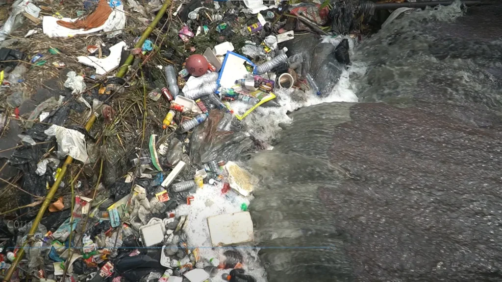 Pengaruh adanya Trash Barrier di Perairan