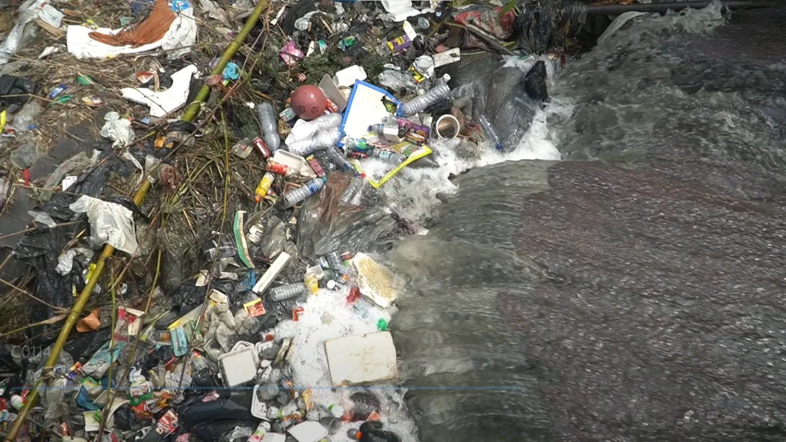 Pengaruh adanya Trash Barrier di Perairan